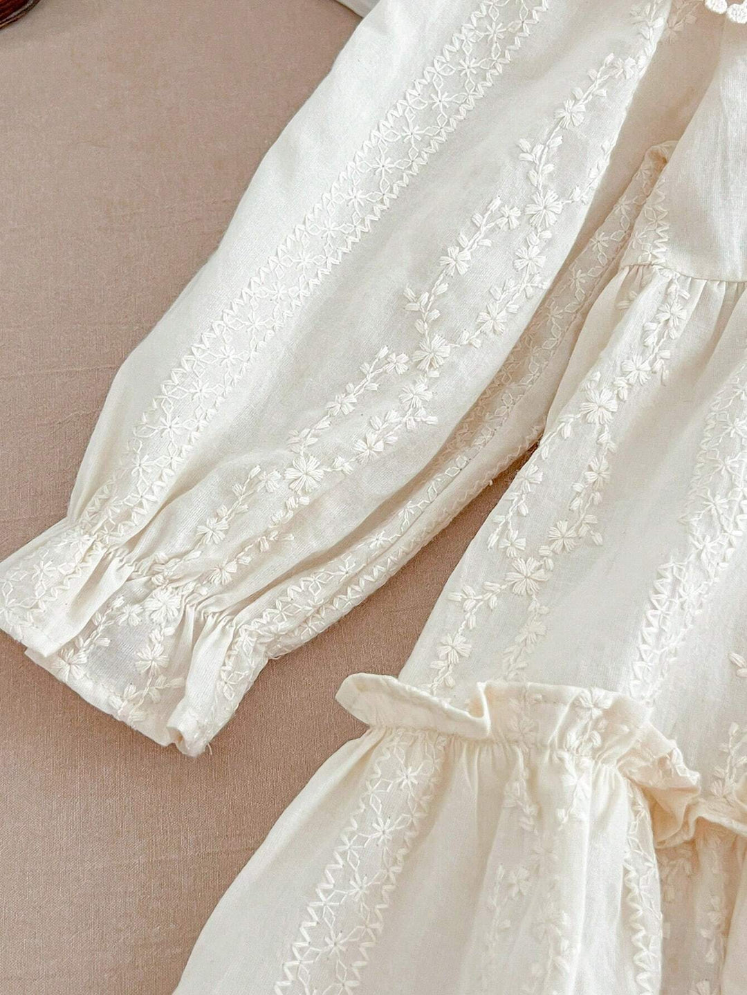 Robe enfant avec col en dentelle et manches longues