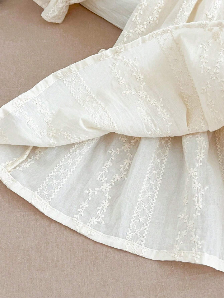 Robe enfant avec col en dentelle et manches longues