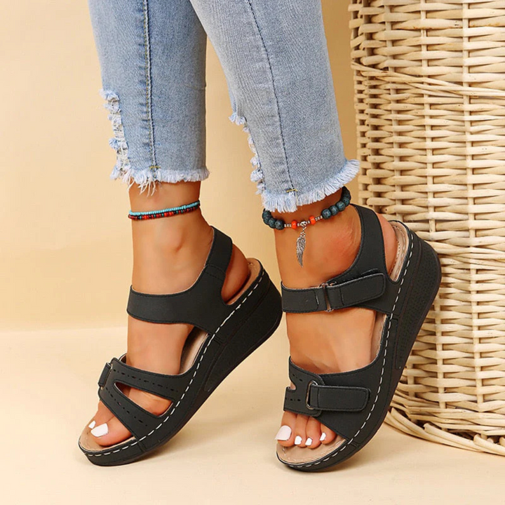 Talon compensé à semelle souple avec sangle velcro