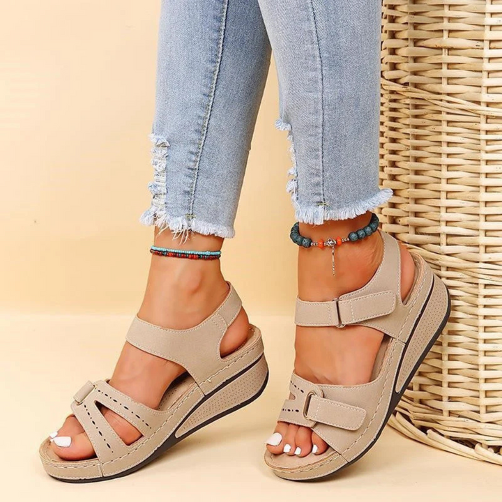 Talon compensé à semelle souple avec sangle velcro