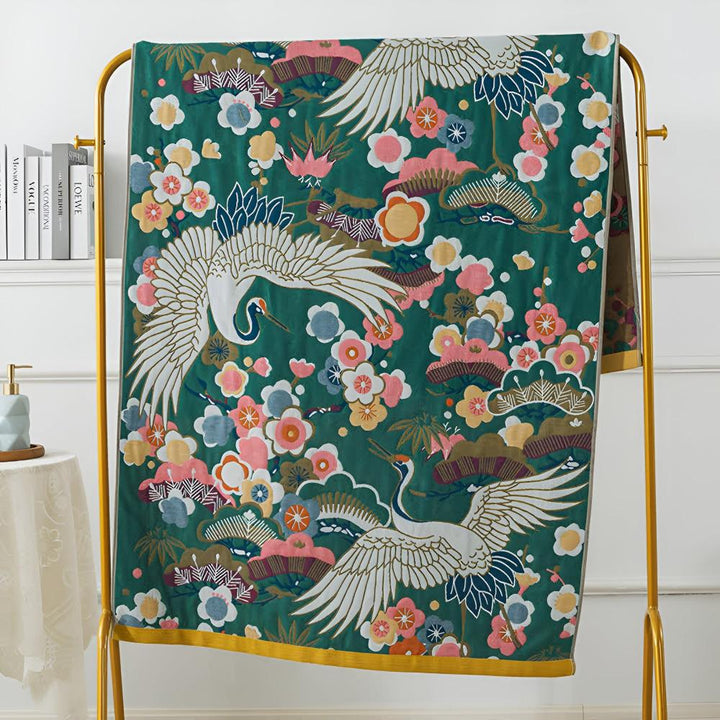 Serviette de bain à motif de grues et de fleurs luxuriantes