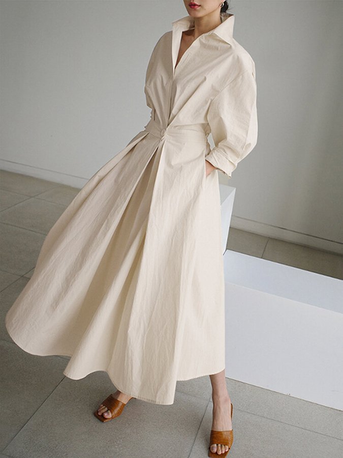 Élégante robe longue vintage avec encolure classique
