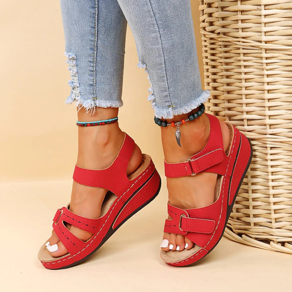 Talon compensé à semelle souple avec sangle velcro