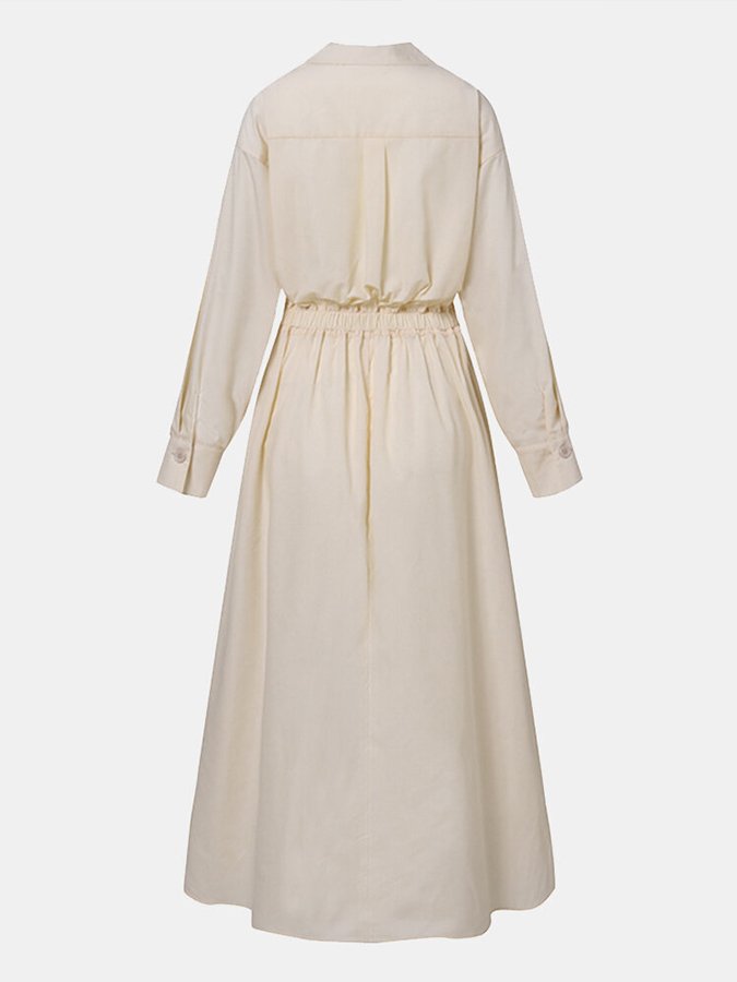 Élégante robe longue vintage avec encolure classique