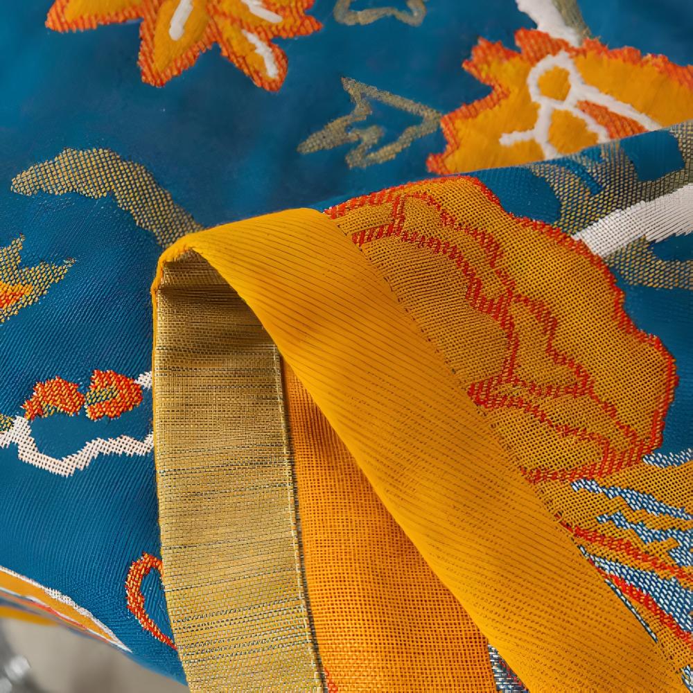 Serviette de bain à motif de grues et de fleurs luxuriantes