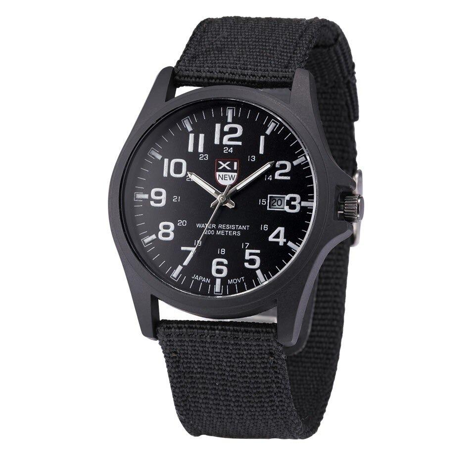 Montre robuste de style militaire avec cadran éclairé