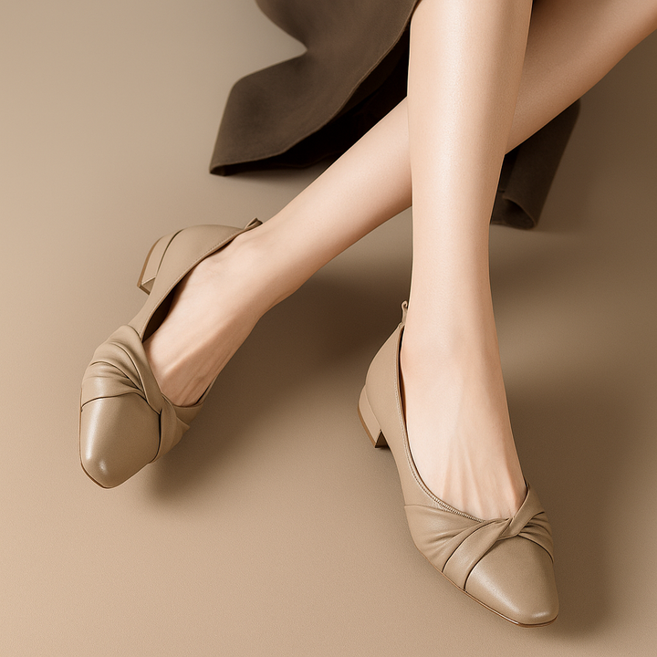 Chaussures à talons bas et bout pointu en cuir souple pour femmes