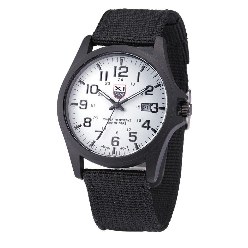 Montre robuste de style militaire avec cadran éclairé