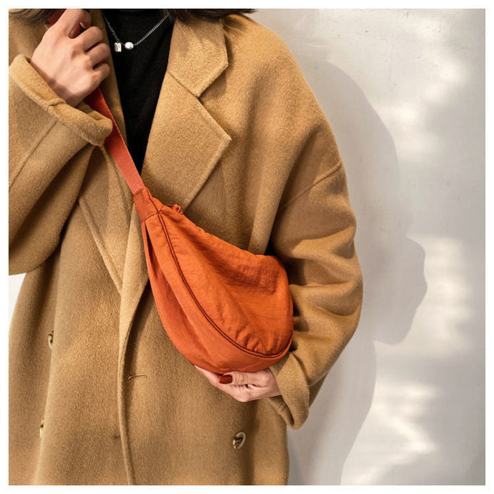 Tegan – Sac à bandoulière incurvé mince