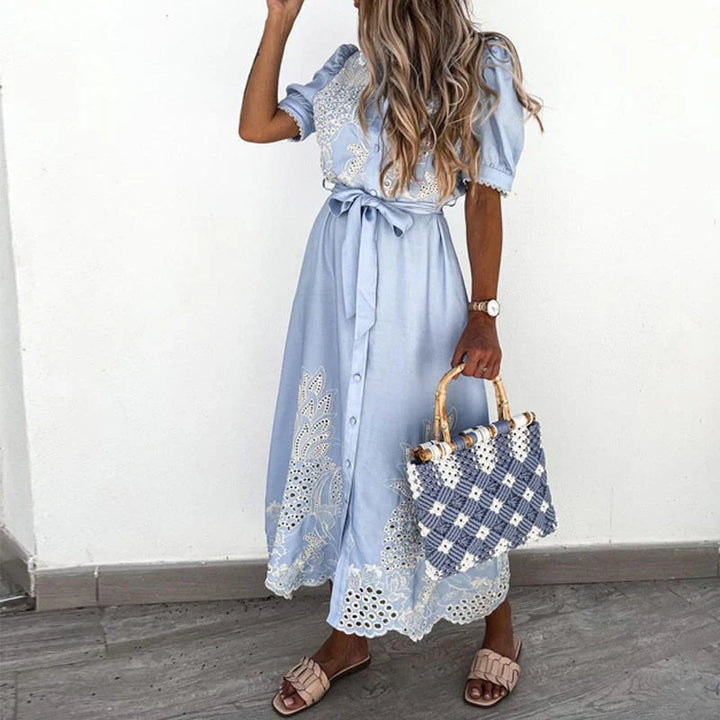 Robe bleue brodée pour femme avec détails élégants