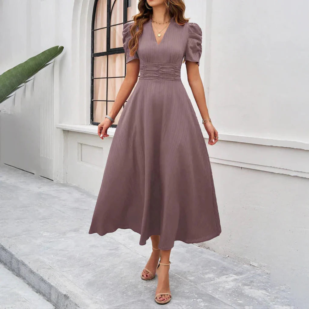 Robe mi-longue ajustée et évasée à taille froncée