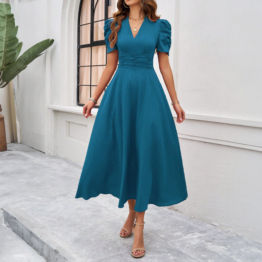 Robe mi-longue ajustée et évasée à taille froncée