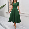 Robe mi-longue ajustée et évasée à taille froncée