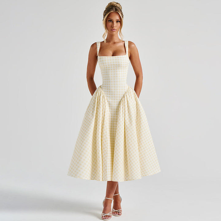 Robe mi-longue à carreaux et col carré