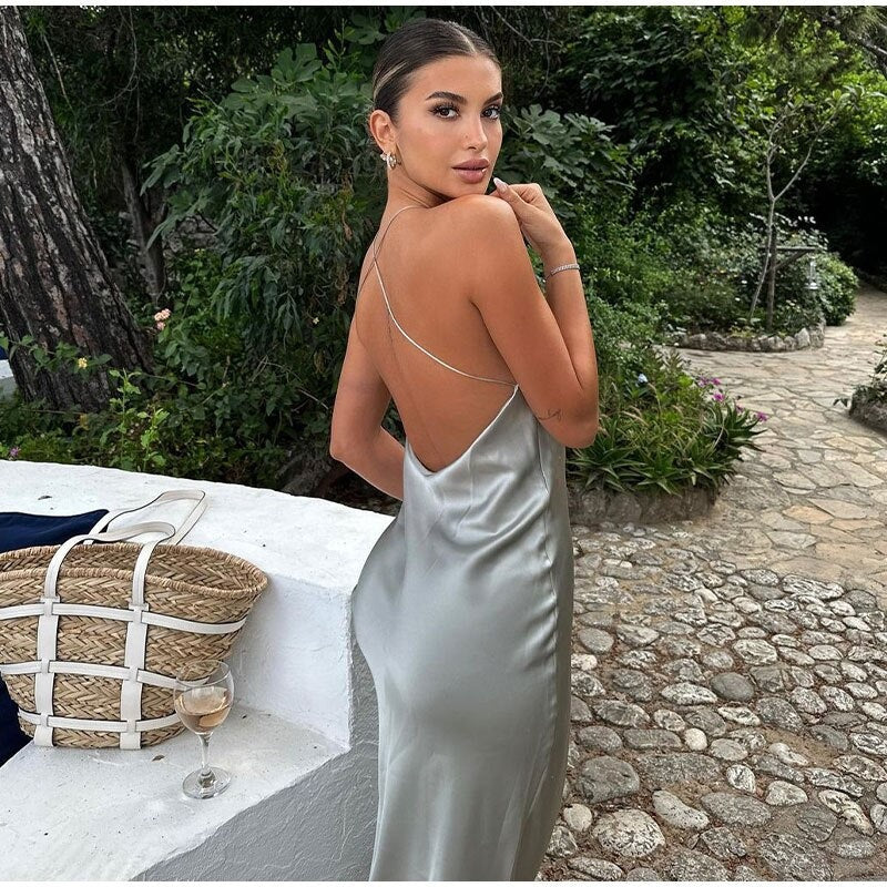 Robe longue sans manches avec ceinture en satin