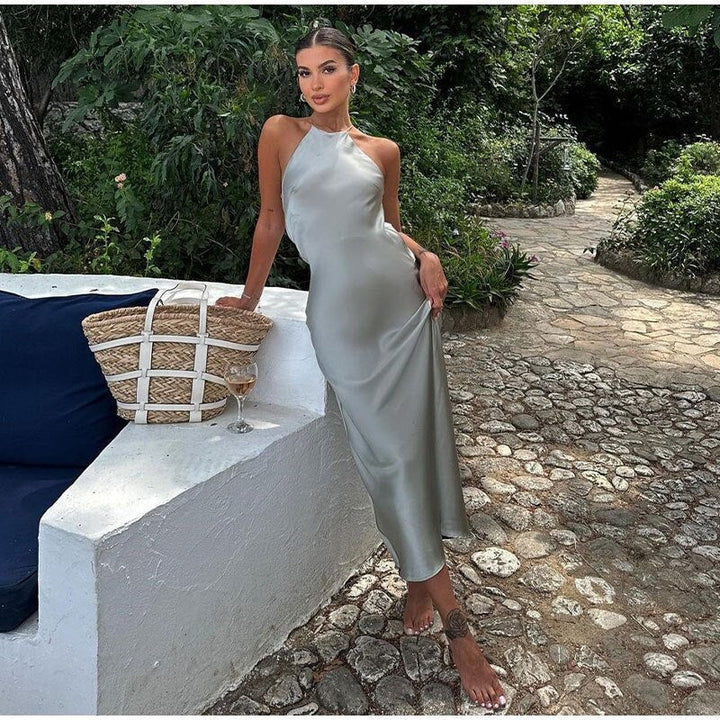 Robe longue sans manches avec ceinture en satin