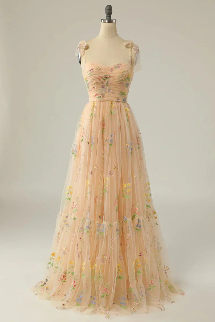 Robe de bal en tulle brodé