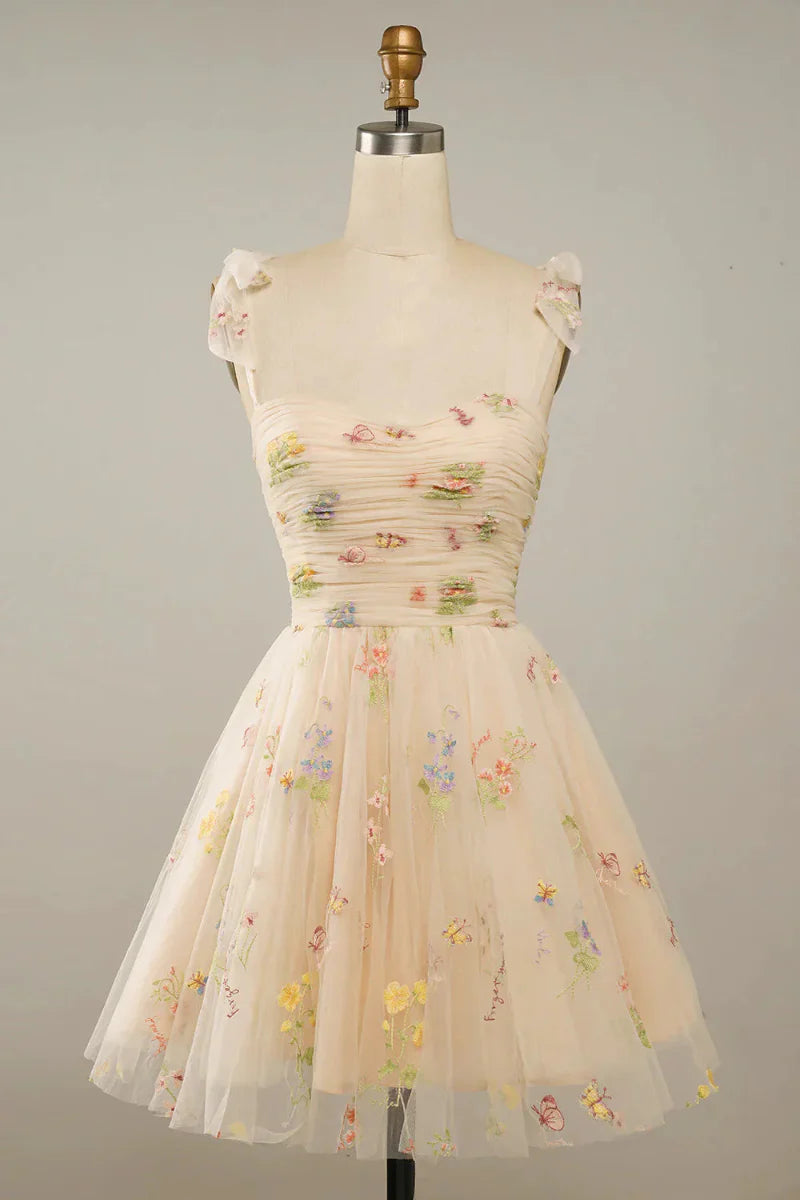 Robe de bal en tulle brodé