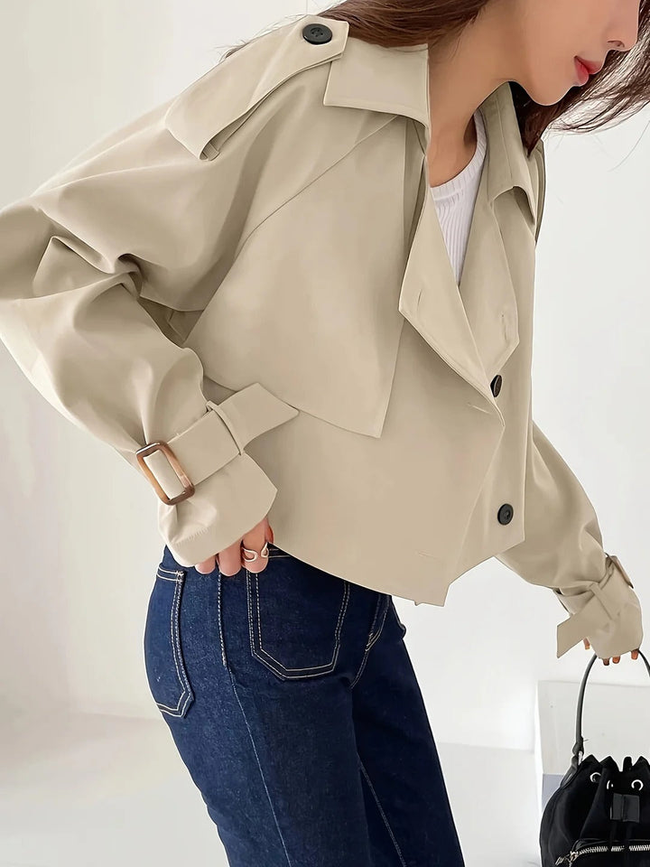 Trench-coat court décontracté, style sans effort pour les superpositions quotidiennes