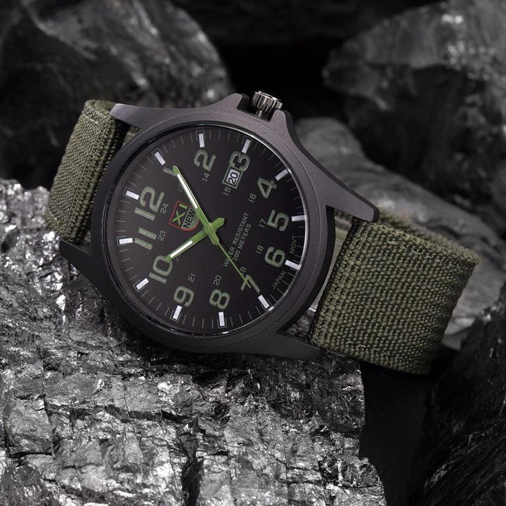 Montre robuste de style militaire avec cadran éclairé