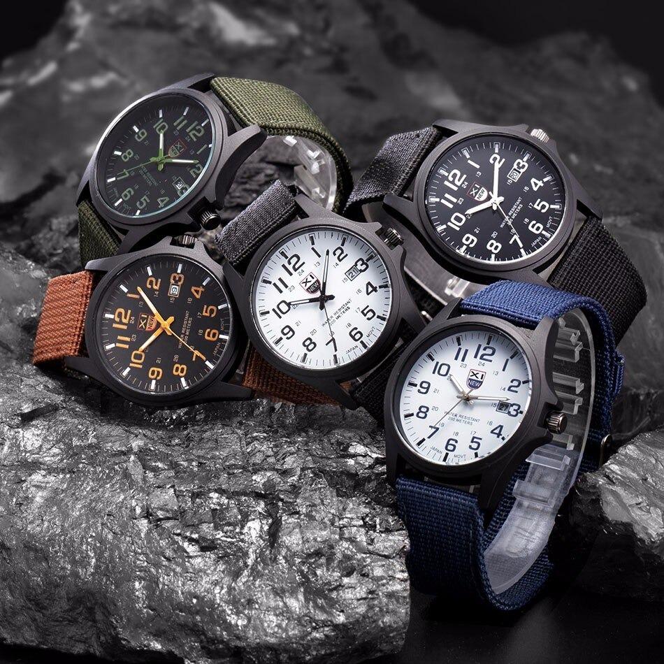 Montre robuste de style militaire avec cadran éclairé