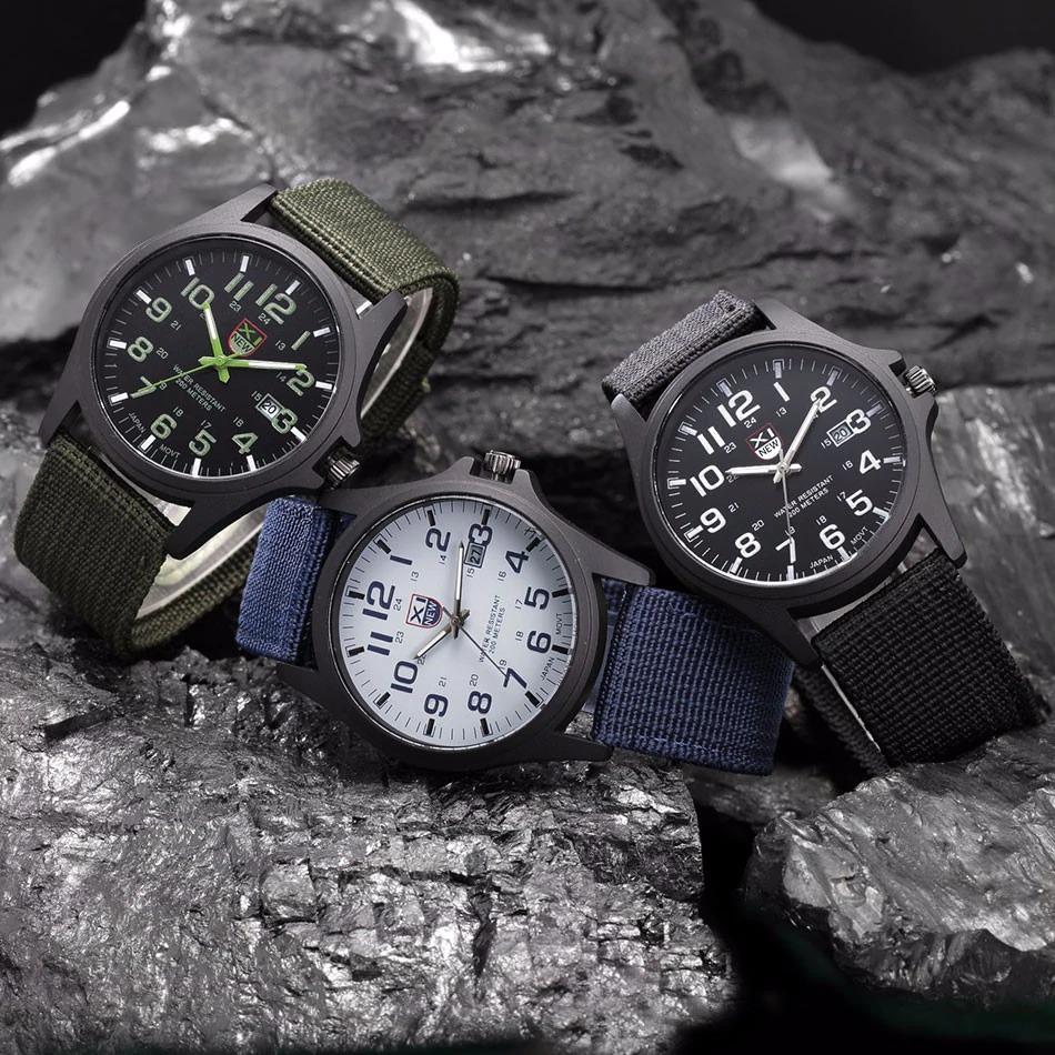 Montre robuste de style militaire avec cadran éclairé
