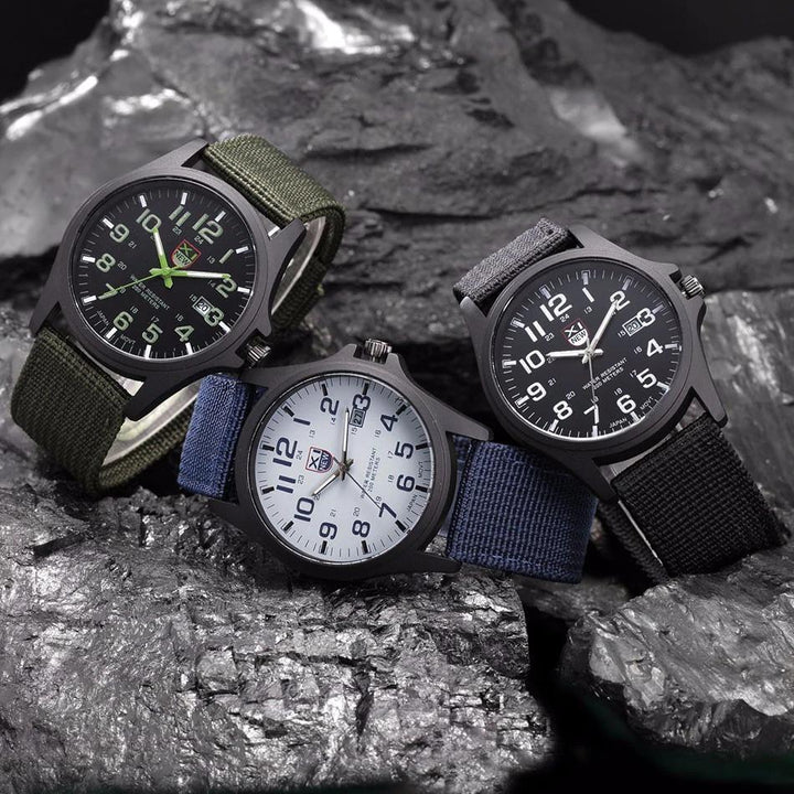 Montre robuste de style militaire avec cadran éclairé