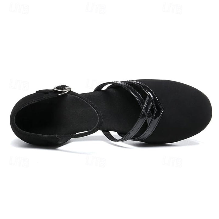 Chaussures de danse latine pour filles sur la piste de danse