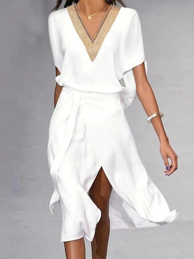 Robe midi blanche moderne avec col en V et lignes épurées
